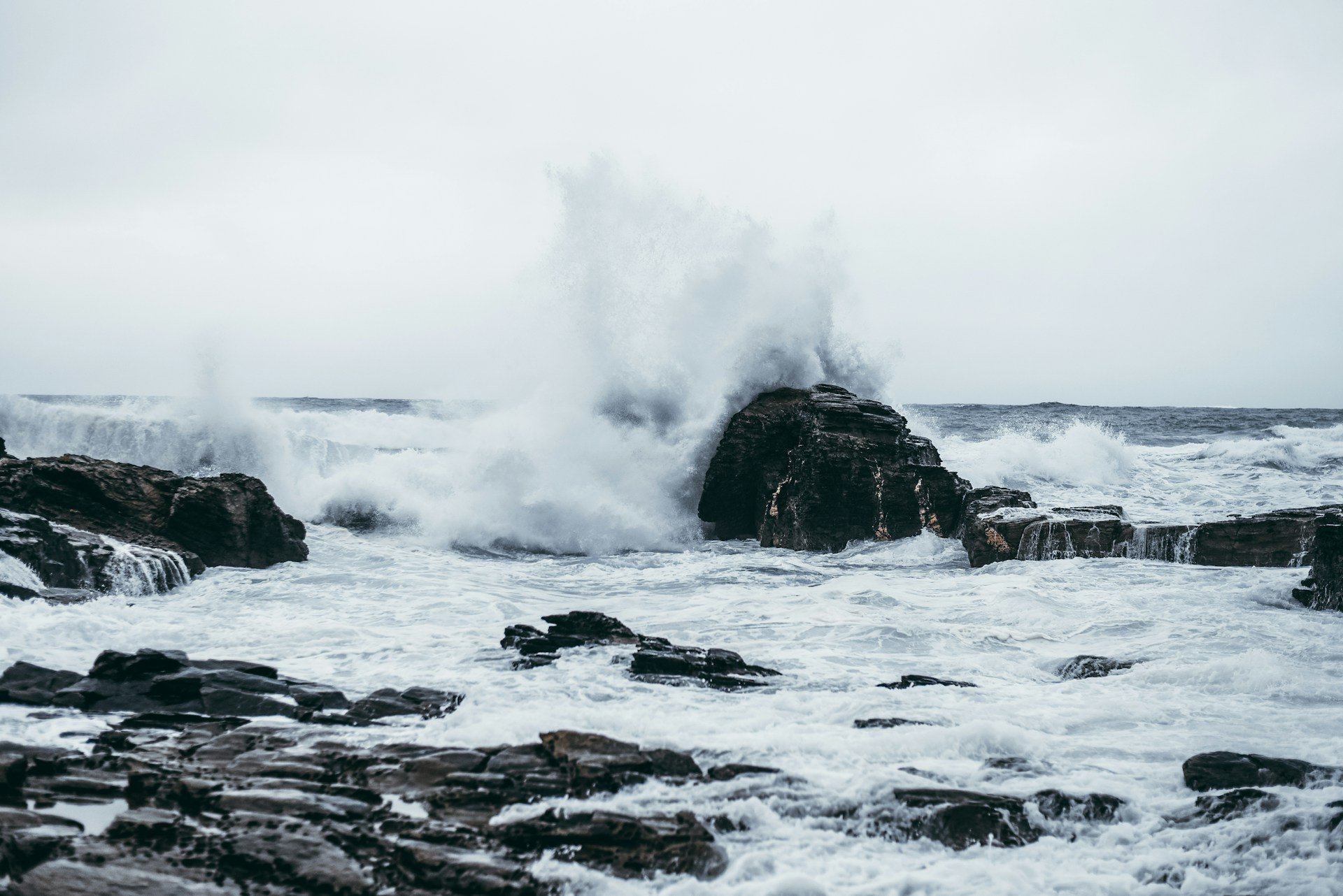 Storm Alert: Algarve's Coastal Areas Under Yellow Warning for High Waves